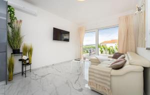 3 Bedroom Beautiful Home In Maslenica 