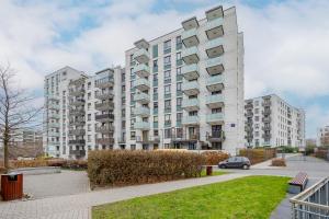 Bright Apartment with Parking near the PGE National Stadium by Noclegi Renters