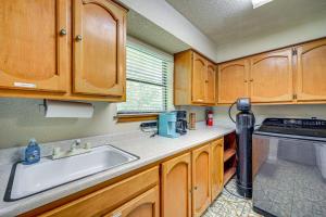 Relaxing Helotes Apt 7 Mi to UT at San Antonio!