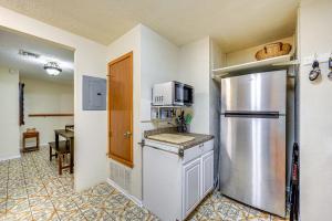 Relaxing Helotes Apt 7 Mi to UT at San Antonio!