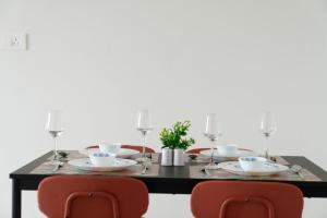 Serene, Chic & Sunlit 2BHK near Airport & BKC