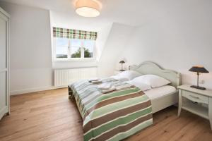 GUT KLETKAMP "Mühlenhof 2" - Ruhige Ferienwohnung mit 2 Schlafzimmern I Terrasse mit See- & Naturblick I Gemeinschaftsgarten I 15 Min zur Ostsee I Küche I Parkplatz I Waschmaschine I WLAN