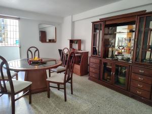 Habitación amoblada con baño compartido