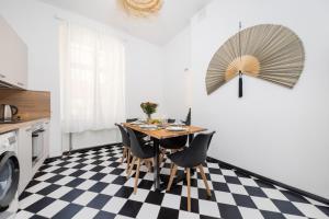 6 P Apartment, Central, Fast Internet, Work Station, Family & Group Friendly, Washer, Kitchen