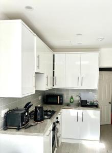 Charming Two-Bedroom Retreat-Garden Oasis Near Central London & Transport Links