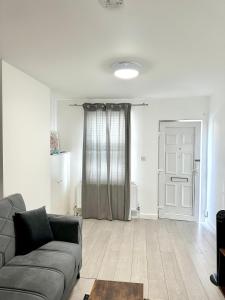 Charming Two-Bedroom Retreat-Garden Oasis Near Central London & Transport Links