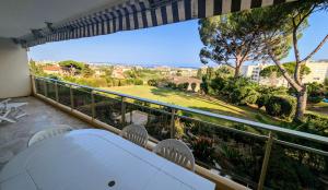 Appartements Ref COLLINE by Palmes d or Properties : photos des chambres