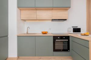 Modern Studio with Balcony Near Arena Gdańsk by Noclegi Renters