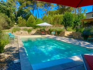 Villas Piscine chauffee, tennis, Mas provencal contemporain : photos des chambres