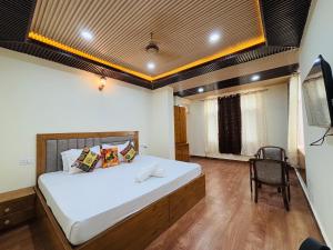 Night Sky Stay kasauli Entire 3BHK 4BHK 6BHK peaceful with massive Garden Walking Path