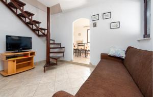 Stunning Home In Karlobag With Wifi