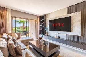 Opulent 3BR apartment, pool view