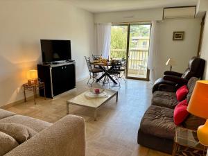 Eden Park Your Host Helper