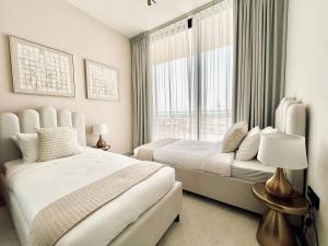 Sun Deck & Sleek Lap Pool Free Gym And Parking!