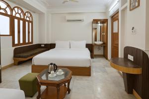 The Sky Comfort Hotel Shreenath - 10 Meters from Shreenathji Temple