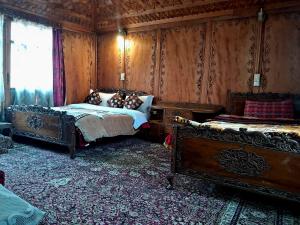 Houseboat Queen Of Africa