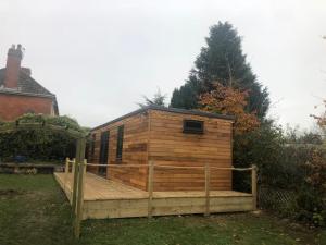 2 Guests - Garden Retreat with Balcony Views