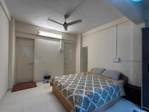 lovely room in koregaonpark 201