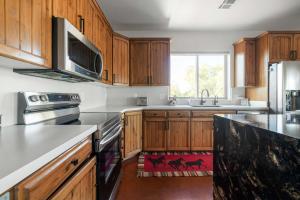 Grand Desert Getaway with Pool and Peloton with Sonos and Office