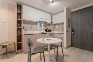 Stylish Downtown Santiago Studio for 2