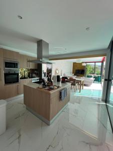 VILLA Cooper l HEATED Pool l PVT Garden I GOLF I SEA VIEWS