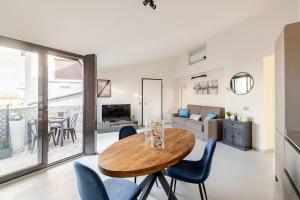 Luxury Elegant Penthouse 2 Bedrooms, 2 Bathrooms