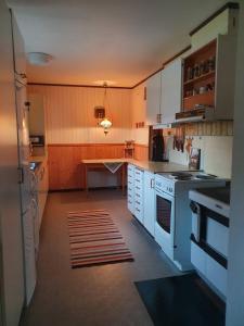 Villa w open fireplace and big plot 5 min from the sea