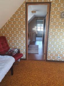 Villa w open fireplace and big plot 5 min from the sea