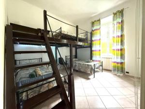 Appartamento per 5 persone su una scalinata storica a 9 minuti a piedi dalla stazione e 12 dal centro - Vista sui tetti della città - Zona collinare residenziale