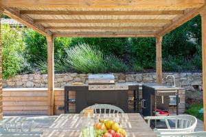 Villas Tranquil 5-Bedroom Stone Villa with Private Pool : photos des chambres