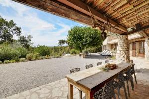 Villas Tranquil 5-Bedroom Stone Villa with Private Pool : photos des chambres
