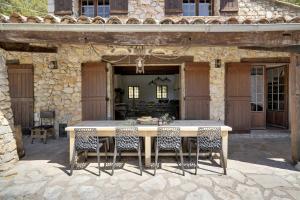 Villas Tranquil 5-Bedroom Stone Villa with Private Pool : photos des chambres