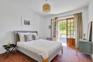 Villas Tranquil 5-Bedroom Stone Villa with Private Pool : photos des chambres