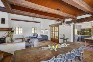 Villas Tranquil 5-Bedroom Stone Villa with Private Pool : photos des chambres