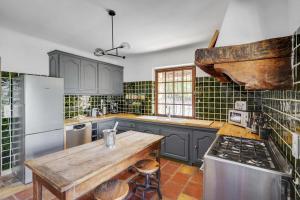 Villas Tranquil 5-Bedroom Stone Villa with Private Pool : photos des chambres
