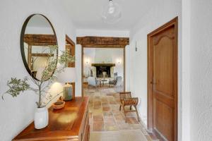 Villas Tranquil 5-Bedroom Stone Villa with Private Pool : photos des chambres