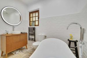 Villas Tranquil 5-Bedroom Stone Villa with Private Pool : photos des chambres