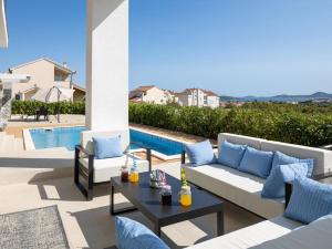 Lakeside Elegance Villa 5 BDR