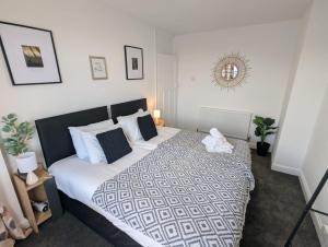 4BR House - Sleeps 7 - Business & Leisure - Wi-Fi - with Bathtub - 93HRC