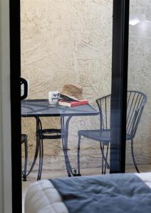 101 -Fully Furnished 1BR Suite-Prime Location