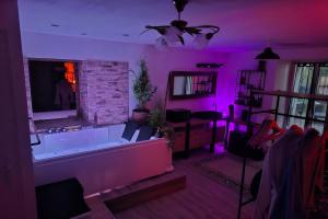 Appartements Suite deluxe avec jacuzzi et jardin a 2 min de la plage : Appartement 1 Chambre