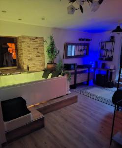 Appartements Suite deluxe avec jacuzzi et jardin a 2 min de la plage : photos des chambres