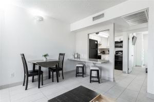 209 Fully Furnished 1BR Suite-Prime Location