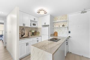 Newly Renovated 1 Bdr for 6, Elegant Condo, Minutes to the Beach, Heart of Waikiki