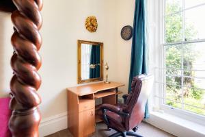 Clifton Nr Centre, Georgian Period Flat, Permit Parking x1, Garden