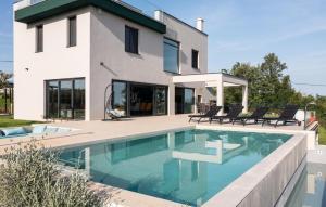 Awesome Home In Bukori