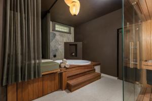 Villa Clara by Villsy - private pool, indoor jacuzzi, outdoor jacuzzi, sauna, gym, playroom