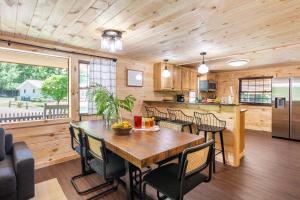 2 Mi to Dtwn: Spacious Gatlinburg Home w Hot Tub!