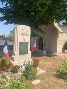 Maisons de vacances Cosy French retreat in Brettes : Maison 2 Chambres