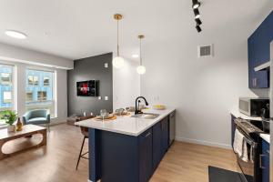 W208 Luxury Spacious 2Bd Condo In DT Minneapolis, Minutes From Minneapolis Convention Center & US Bank Arena